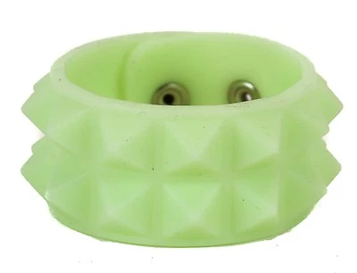 Pulsera gótica pirámide de silicona con tachuelas Brilla en Dar Burning Man Foto 1 de 3