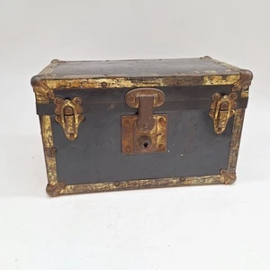 Vintage 1940er Metall Puppe Dampfer Koffer Spielzeug Papier gefüttert mit oberem Tablett 10" x 6" x - Bild 1 von 9