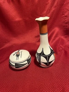 Old Isleta Native American Indian Pottery Vase & Trinket Box Sgned H/B Lente - Picture 1 of 9
