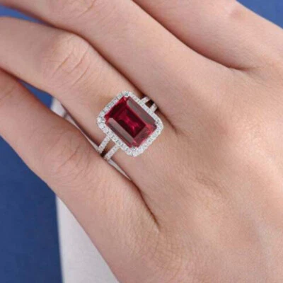Anillo de compromiso con halo de granate rojo simulado corte esmeralda de 4 quilates chapado en oro blanco de 14 k Foto 1 de 4