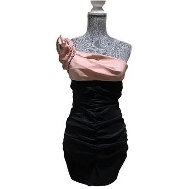 Vestido Hailey Logan por Adrianna Papell um ombro franzido coquetel preto rosa P - Imagem 1 de 4