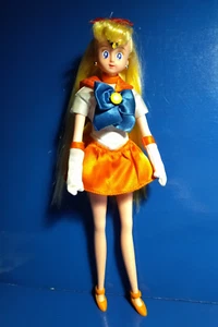 "BANDAI" Bambola "Sailor Venus" 1995, altezza 28 cm., vestiti originali. - Foto 1 di 19