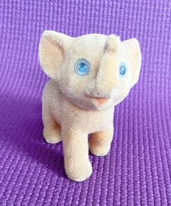 Vintage verriegeltes Baby Elefant Gummi quietschendes Spielzeug Figur blaue Augen - Bild 1 von 9