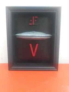 v visitors 1983 prop framed display - Foto 1 di 4