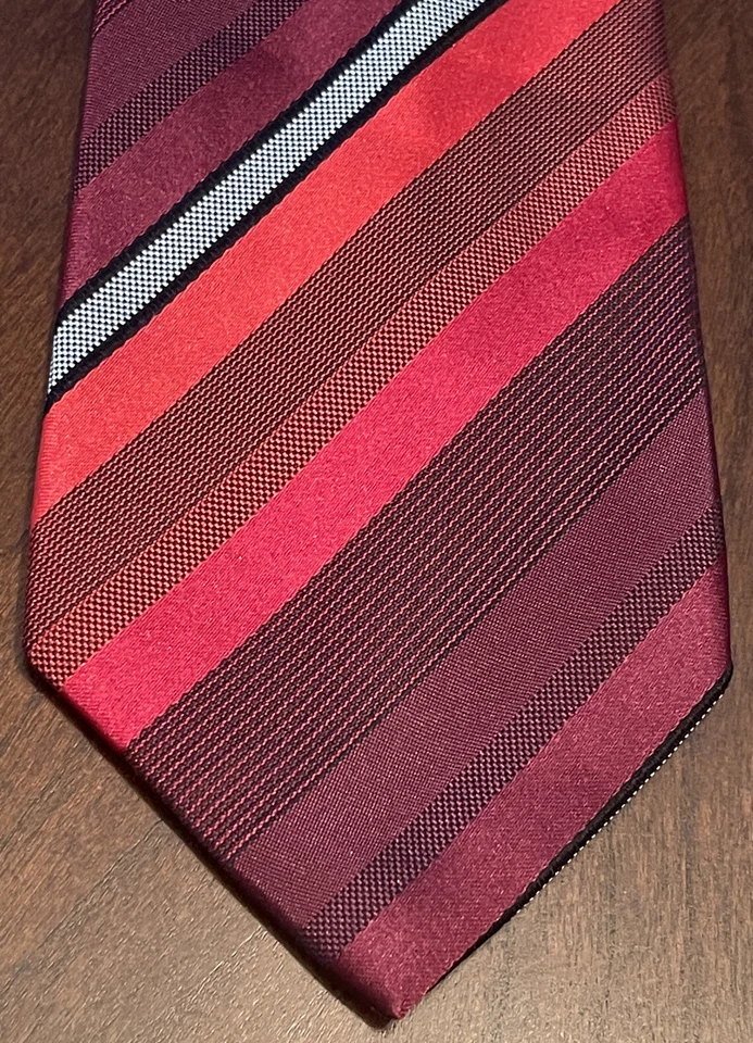 Corbata Kenneth Cole Reaction roja negra 100 % seda para hombre hecha en China Foto 1 de 4