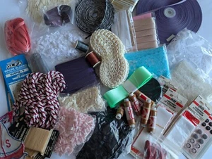 RESTPOSTEN enthält: VINTAGE Fäden, Spitze, Band, Zöpfe, & mehr - Bild 1 von 7