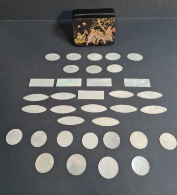 Ancien Jeton en Nacre. Jeu 19ème siècle. lot de 35 jetons. Boite en carton maché - Photo 1/4
