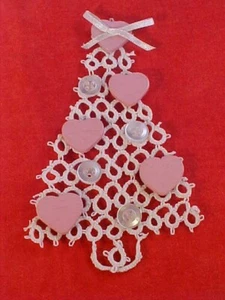 Adorno de árbol de Navidad tatuado hecho a mano blanco con corazones rosas botones arco satinado - Imagen 1 de 4