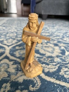 Figura Estatua Cruz Llevando Jesucristo Tallada a Mano Madera de Olivo - Imagen 1 de 3