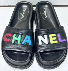 $1400 CHANEL LOGO SLIDES SCHWARZES LEDER MEHRFARBIGE SANDALEN GR. 6 36 - Bild 1 von 6
