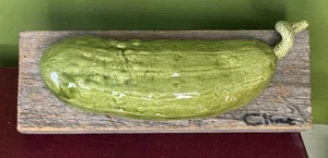 Escultura vegetal pepino cerámica firmada Carol Cline sobre madera de granero vintage - Imagen 1 de 7