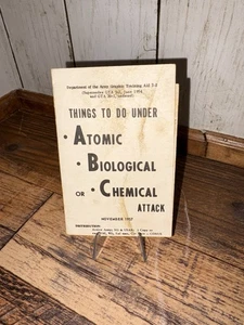 1957 US Army Broschüre - Things To Do Under Chemical Biological or Nuclear Attack - Bild 1 von 7