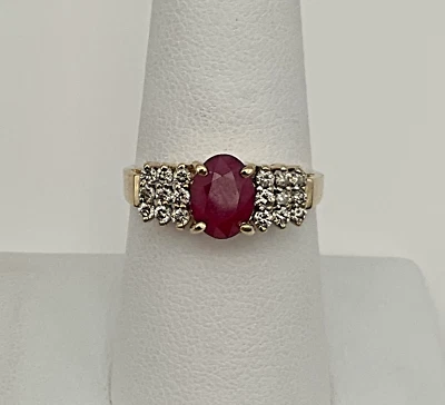 Anillo de diamantes y rubíes LeVian de oro amarillo de 14 quilates Foto 1 de 4