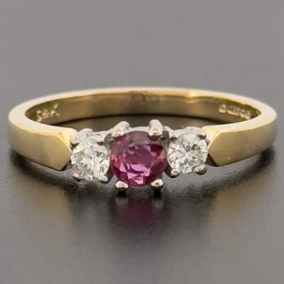 Anillo de tres piedras de oro amarillo de 18 quilates con rubí y diamantes talla N con sello Foto 1 de 4