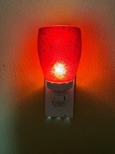 Calentador de cera con luz nocturna enchufable de vidrio de arándano Scentsy nuevo en caja retirado - Imagen 1 de 5