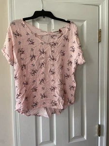 SO Light Pink Floral Short Sleeve V-Neck Tee Size Large Juniors - Picture 1 of 7