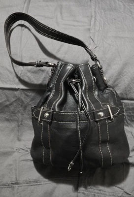 Bolso cubo Tignanello de cuero negro con cordón Foto 1 de 4