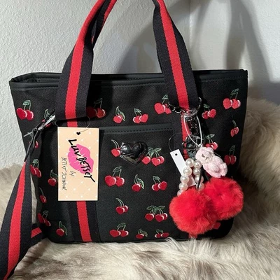 Bolso de Mano Betsey Johnson Adie Nuevo con Etiquetas con Correa Bandolera - Estampado de Cerezas Foto 1 de 4
