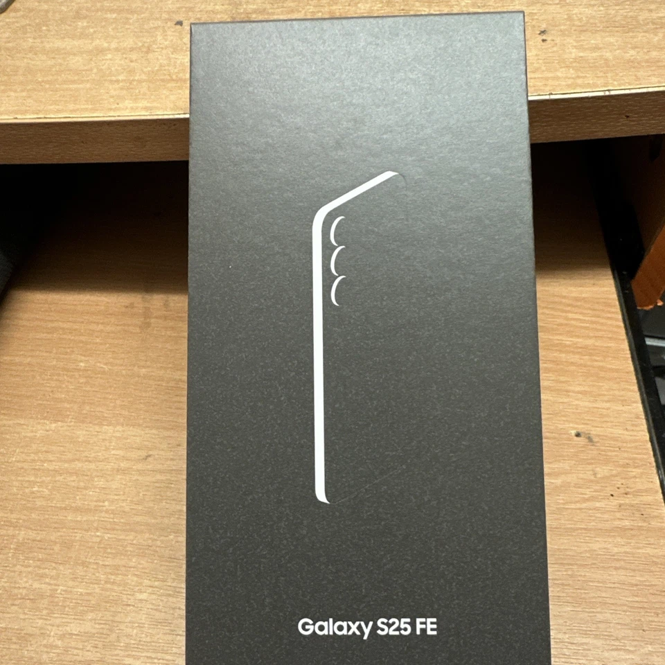Samsung Galaxy S25 FE Jetblack 6.7" 256GB 5G Unlocked & SIM Free Smartphone - Image 1 of 3