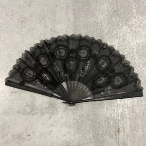 Ventaglio pieghevole vittoriano floreale dipinto a mano in pizzo nero vintage - Foto 1 di 7