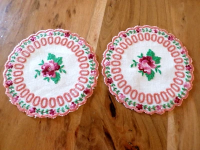 Linge ancien LOT de 2 napperons en lin beige brodé de roses - Photo 1/4