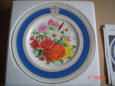 Royal Worcester Collectors Plate QUEENS SIXTIETH BIRTHDAY CELEBRATION BOUQUET #2 - Image 1 of 3