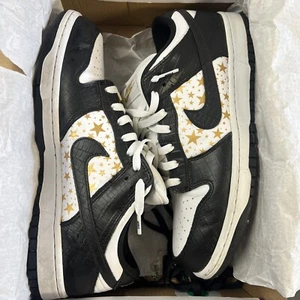 Size 10 - Nike SB Dunk Low Supreme Stars Black 2021 Used - Picture 1 of 20