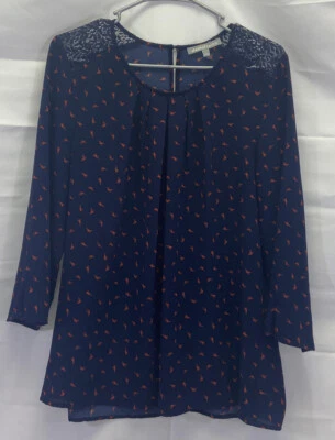 Daniel Rainn 百褶轻便衬衫鸟印花 尺寸 L 蕾丝肩锁眼 Bac — 第 1/4 张图片