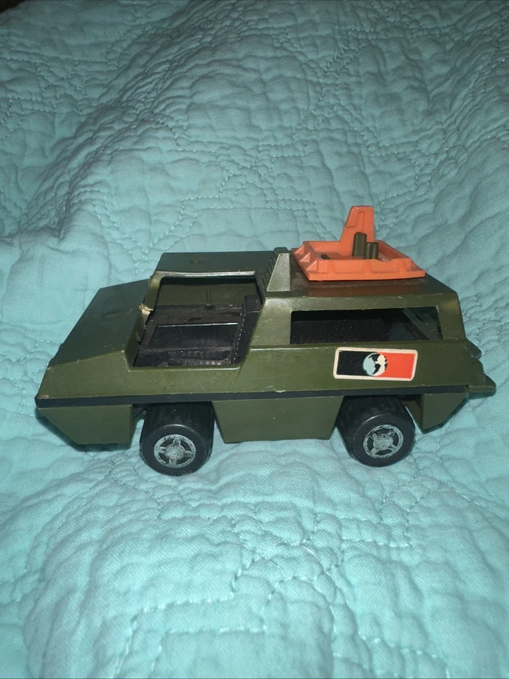 El juguete representado es un vehículo militar del ejército Lesney Products 1973 de colección. Foto 1 de 4