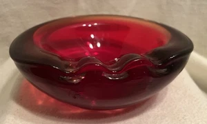 Cenicero vintage de cristal artístico rojo rubí de Murano Sommerso mediados de siglo italiano - Imagen 1 de 7