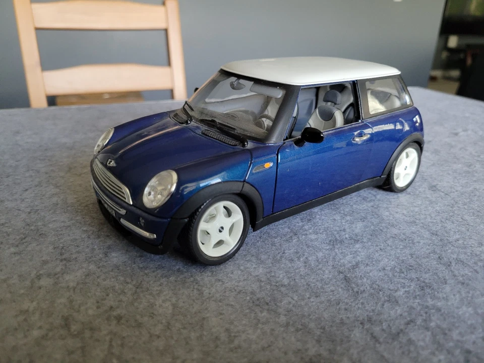 Mini Cooper 2001 1/18 Bburago modelo de coche fundido a presión azul metálico y blanco Foto 1 de 1