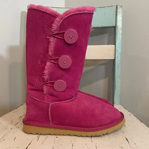 UGG Australia Bailey Botón Triple Botas Mujer 8 Rosa Fucsia Gamuza Piel de Oveja - Imagen 1 de 8