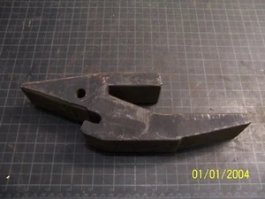 B46221 EXCAVATOR BUCKET DIGGER TOOTH, DIRT TEETH, BANTAM / LORAIN, N.O.S.   - Picture 1 of 8