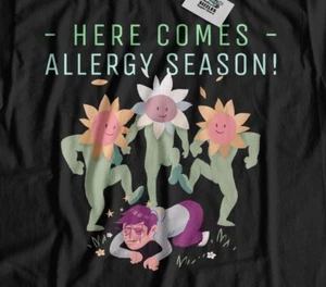 Here Comes Allergy Season! Lustiges Unisex T-Shirt Heuschnupfen Allergiker gegen Pollen Tee - Bild 1 von 8