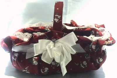 Cesta decorativa de temporada navideña roja y verde  Foto 1 de 4