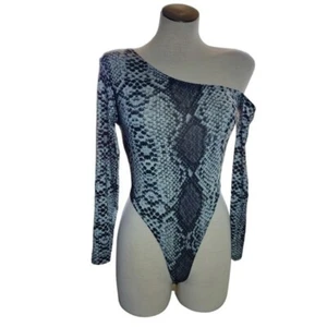 Boohoo Off The Shoulder Gray Asymmetric Snake Print Women's Bodysuit Size 8 NWT - Picture 1 of 6