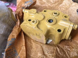 Caterpillar 3P0349 convertitore di coppia uscita valvola di sicurezza dozer camion D10 D11 - Foto 1 di 4