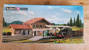 Kibri N 4098 Bausatz 2x Gebäude Bahnhof 7410 + Bahnsteig 7502 NEU ungebaut OVP - Bild 1 von 6