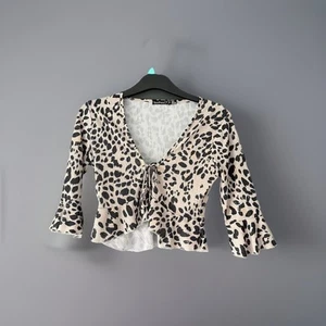 Boohoo Crop Top Leopard print Ruffle hem Tie up Front Bell Arms Size UK 4 XS - Picture 1 of 9