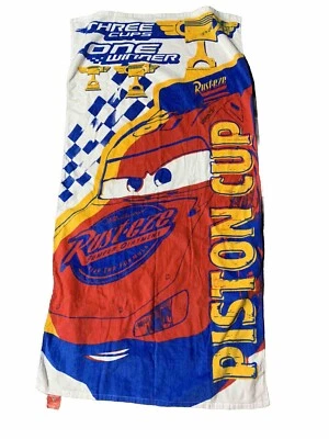 Toalha de praia Disney Pixar Cars 2 pistões copo gráfico raro limpo piscina vermelho branco azul - Imagem 1 de 4