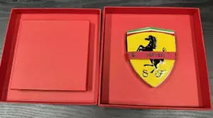 Ferrari Original Emblem mit speziellem limitiertem Box Ornament - Bild 1 von 4