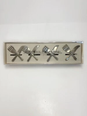 Juego de 4 anillos de servilleta Pier 1 cubiertos tenedor cuchillo plateado  Foto 1 de 4