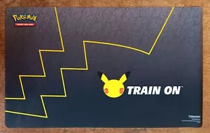Nuevo Pokemon Celebraciones 2021 25 Aniversario Tren En Alfombra de Juego Premium - Imagen 1 de 2