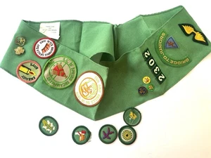 1970'S Girl Scouts USA GREEN SASH & PATCHES Pins 1980’s Vintage Merit Brownies - Picture 1 of 4