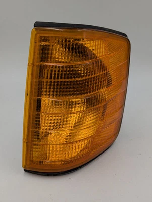 1984 Mercedes 190E lâmpada de seta esquerda usada pelo fabricante de equipamento original, soquete/retentor de lâmpada - Imagem 1 de 4