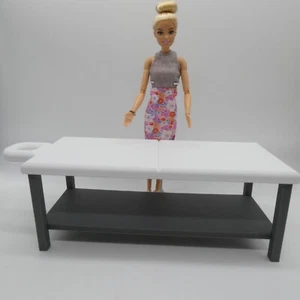 Puppenmöbel Massageliege im Maßstab 1:6 weiße Platte grauer Sockel Barbie FR Diorama - Bild 1 von 13