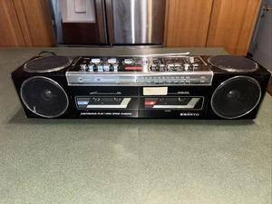 Vintage SANYO M W800 BOOMBOX Duel Cassette AM/FM Stereo Radio TESTED - Picture 1 of 15