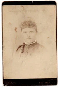 ANTIGUO - DAMA BIEN VESTIDA - FOTO DE GABINETE - A.H. BLANCO - BANCO ROJO N.J. - Imagen 1 de 2