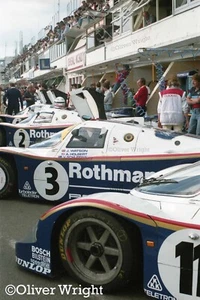 Rothmans Porsche 962C aufgereiht vor Le Mans 1985 - Farbfoto - Bild 1 von 3
