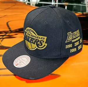 RARO Mitchell and Ness Los Angeles Lakers Kobe Bryant 824 Champ Years SnapBack - Foto 1 di 10